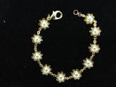 Pulseira folheada a ouro 18K - Flores com perola sintética.
